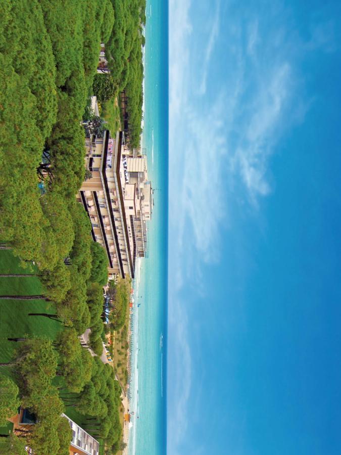 Hotel Bertha Fronte Mare Lido di Jesolo Buitenkant foto