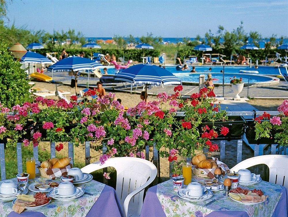 Hotel Bertha Fronte Mare Lido di Jesolo Buitenkant foto