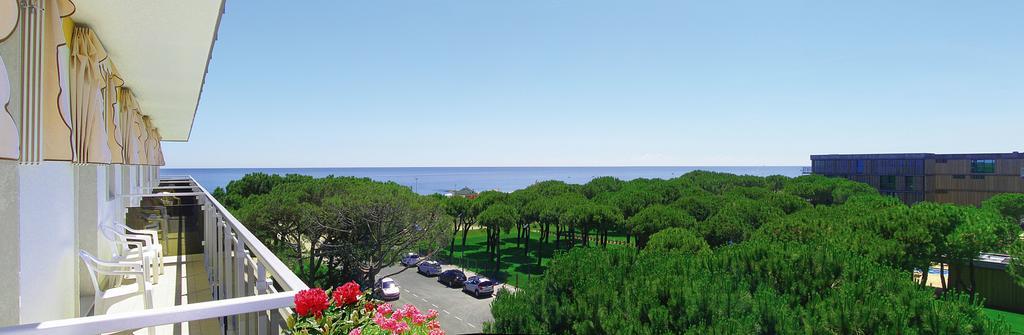Hotel Bertha Fronte Mare Lido di Jesolo Buitenkant foto