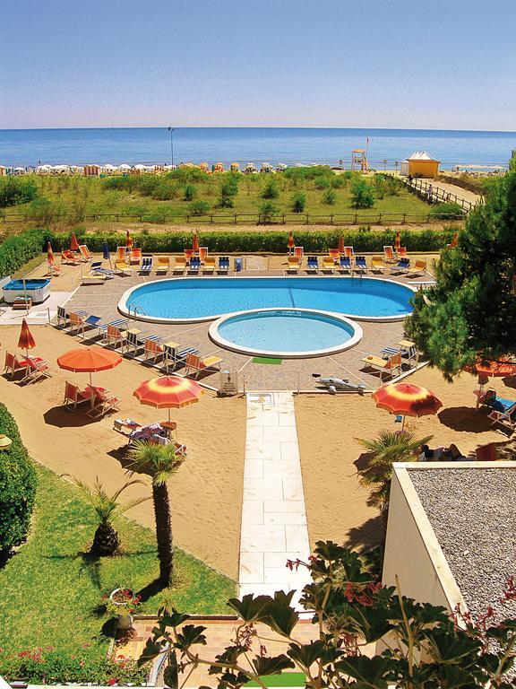 Hotel Bertha Fronte Mare Lido di Jesolo Buitenkant foto