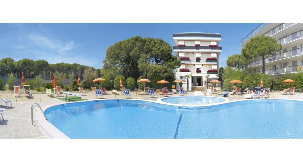Hotel Bertha Fronte Mare Lido di Jesolo Buitenkant foto