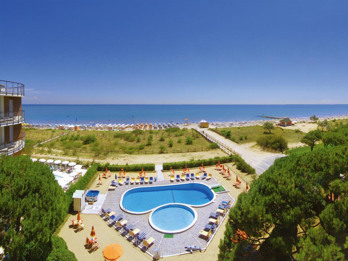 Hotel Bertha Fronte Mare Lido di Jesolo Buitenkant foto