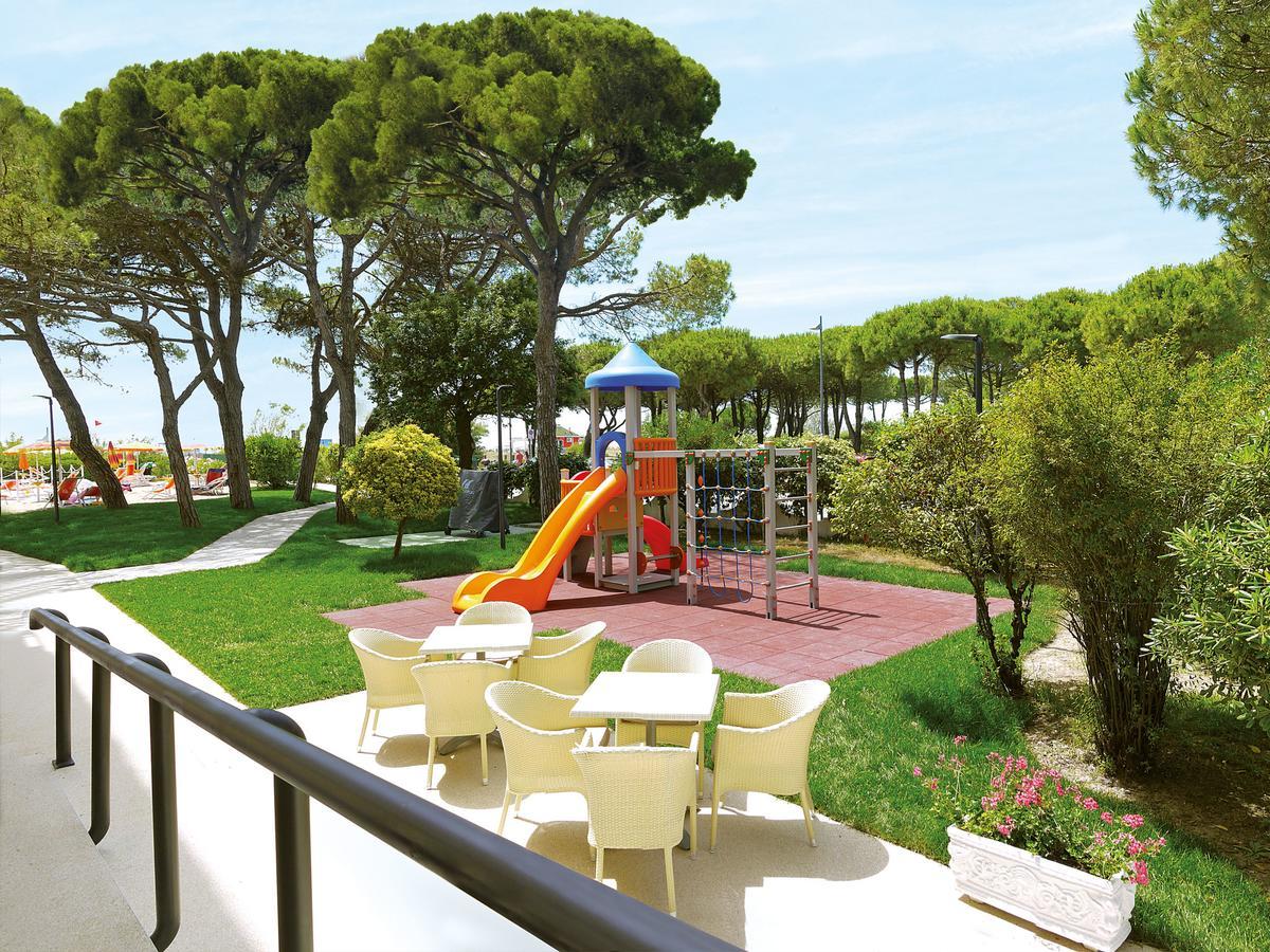 Hotel Bertha Fronte Mare Lido di Jesolo Buitenkant foto