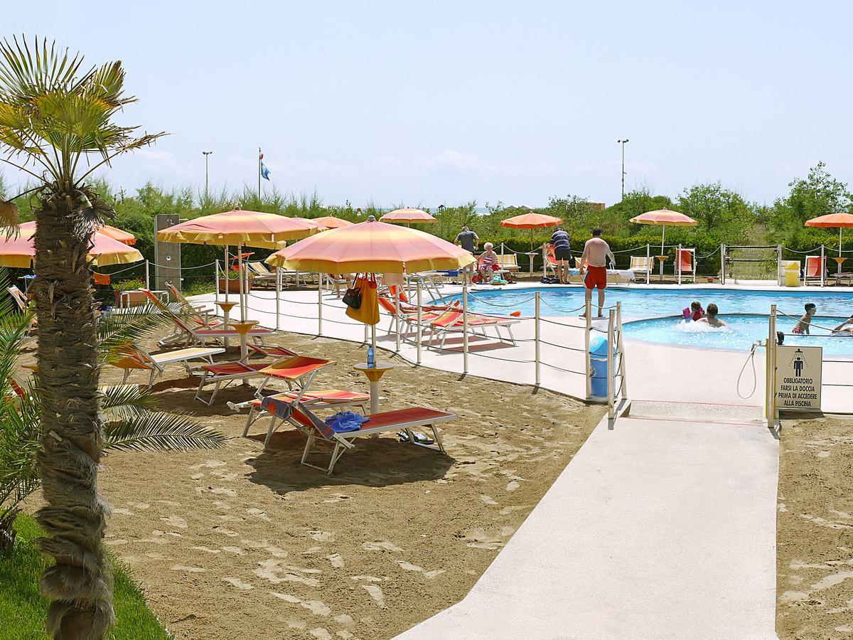Hotel Bertha Fronte Mare Lido di Jesolo Buitenkant foto