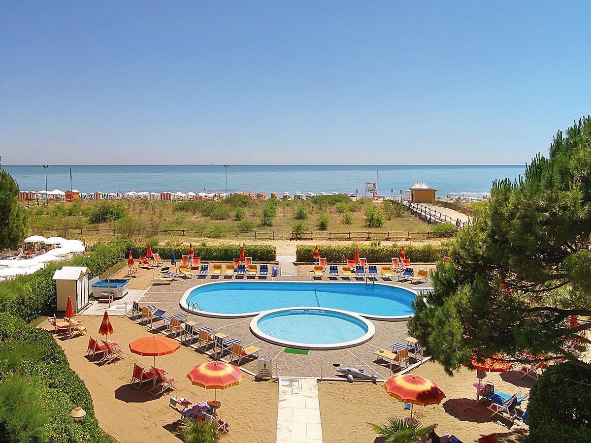 Hotel Bertha Fronte Mare Lido di Jesolo Buitenkant foto