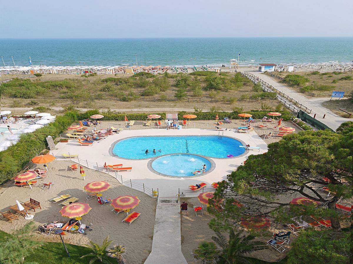 Hotel Bertha Fronte Mare Lido di Jesolo Buitenkant foto