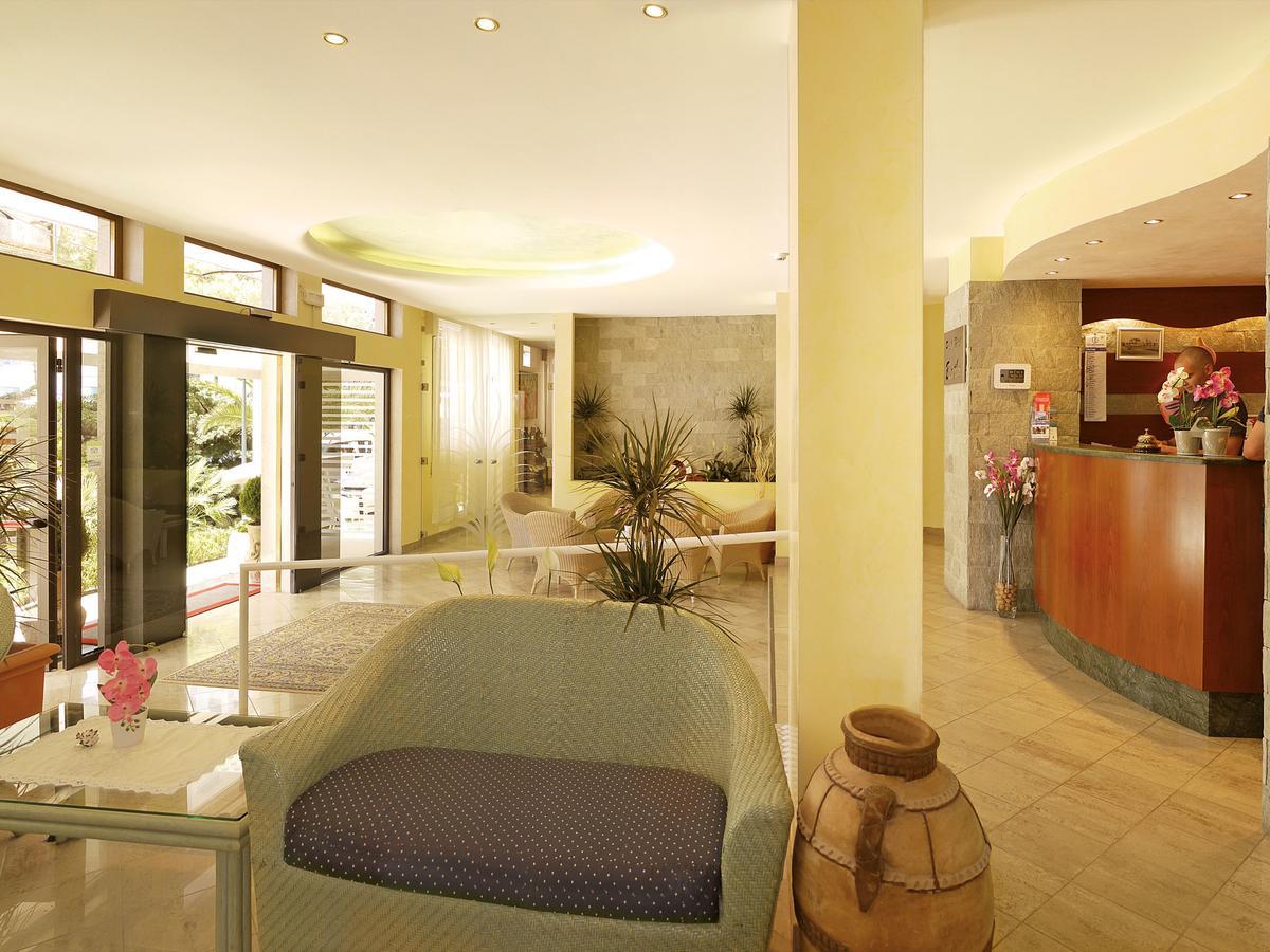 Hotel Bertha Fronte Mare Lido di Jesolo Buitenkant foto