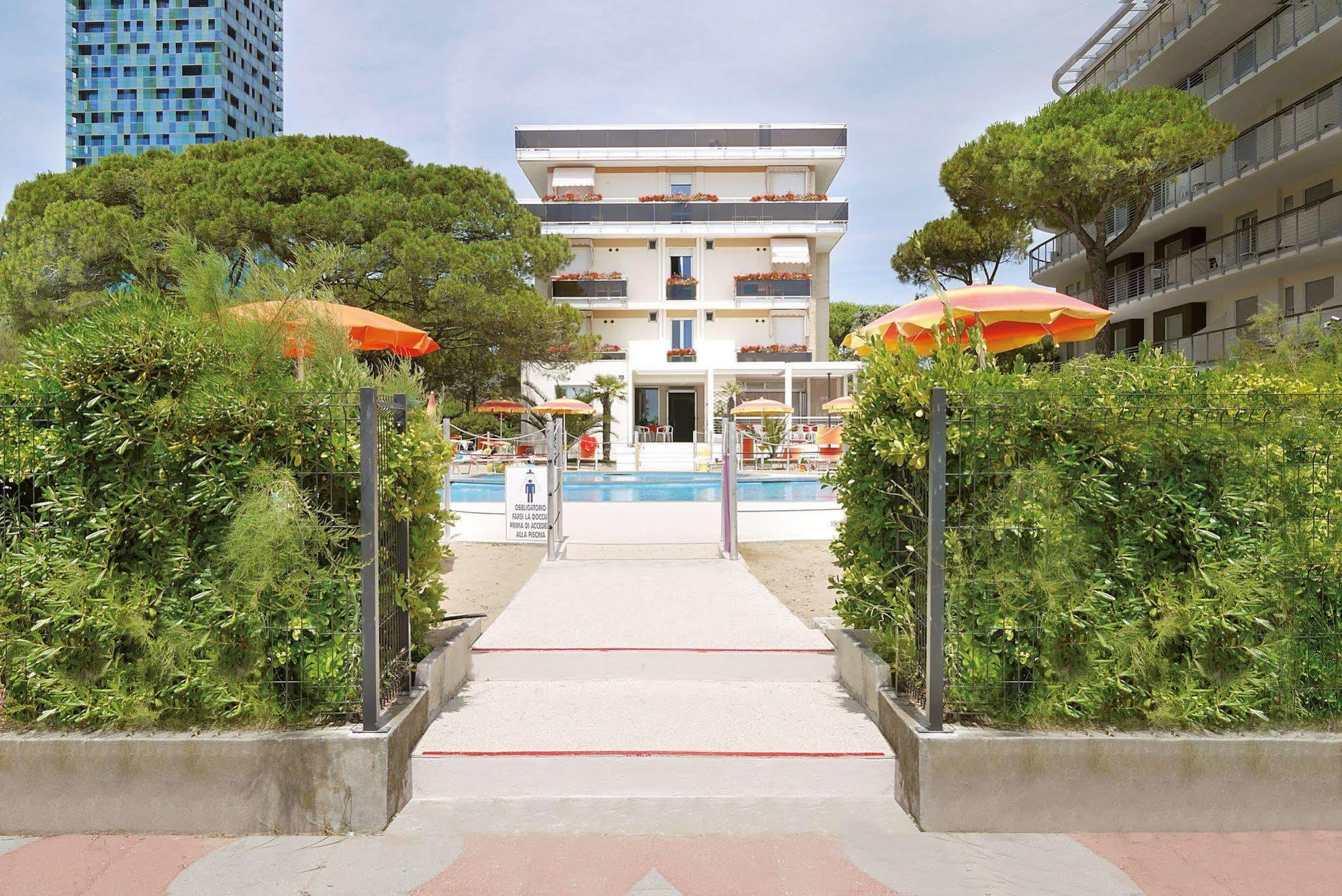 Hotel Bertha Fronte Mare Lido di Jesolo Buitenkant foto