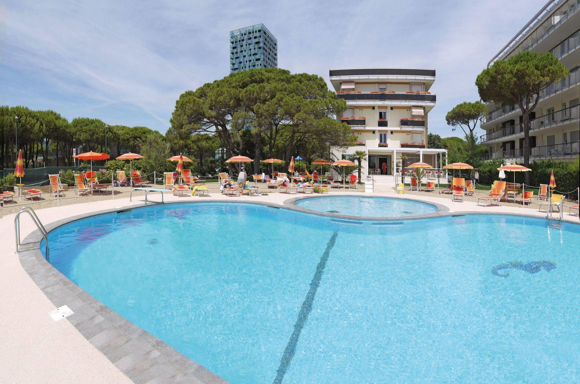Hotel Bertha Fronte Mare Lido di Jesolo Buitenkant foto