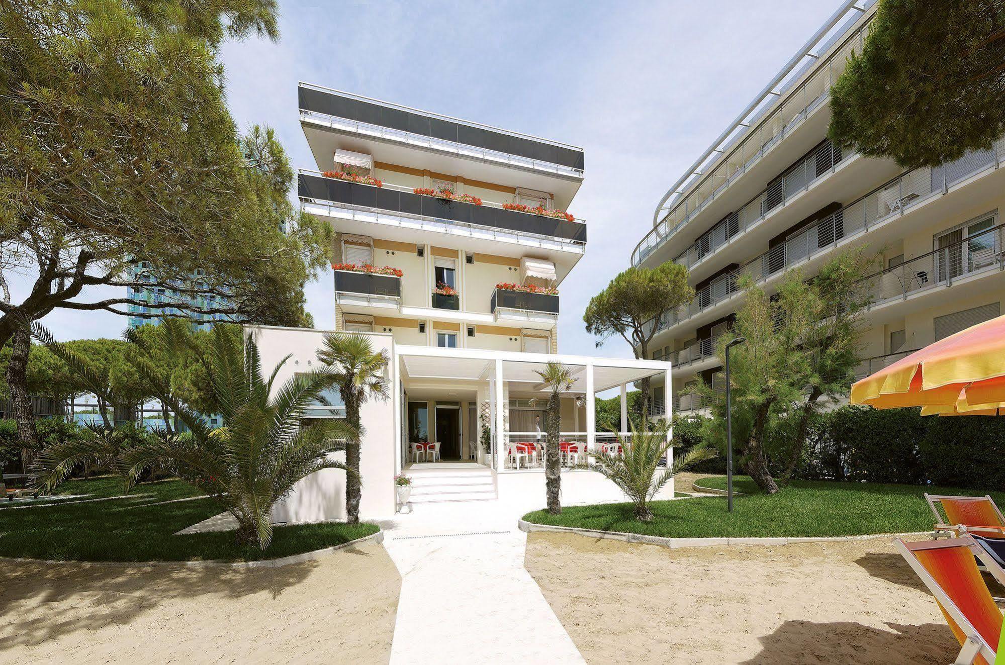 Hotel Bertha Fronte Mare Lido di Jesolo Buitenkant foto