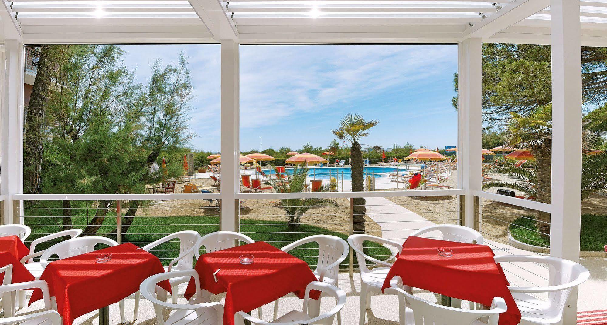 Hotel Bertha Fronte Mare Lido di Jesolo Buitenkant foto