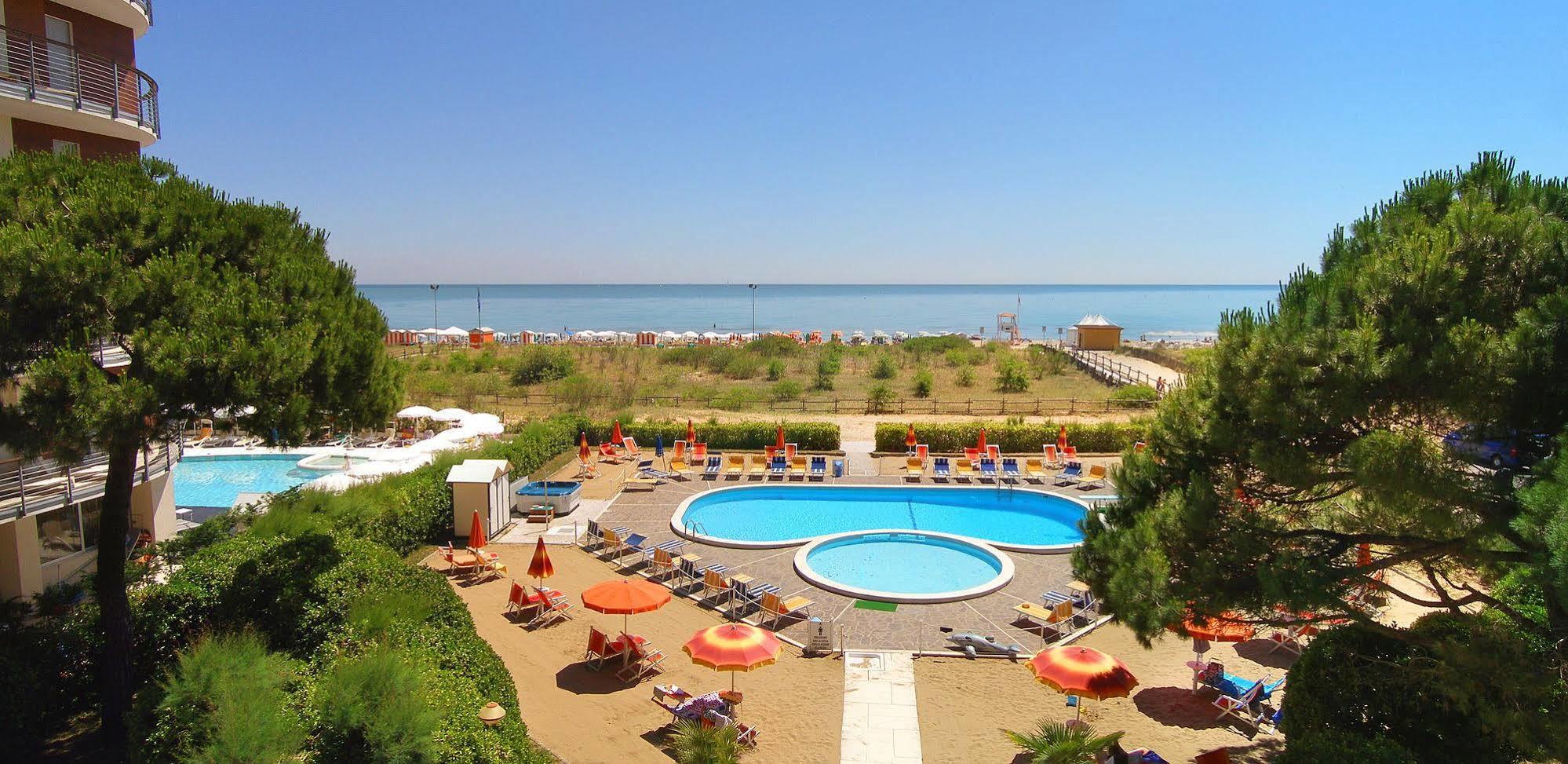 Hotel Bertha Fronte Mare Lido di Jesolo Buitenkant foto