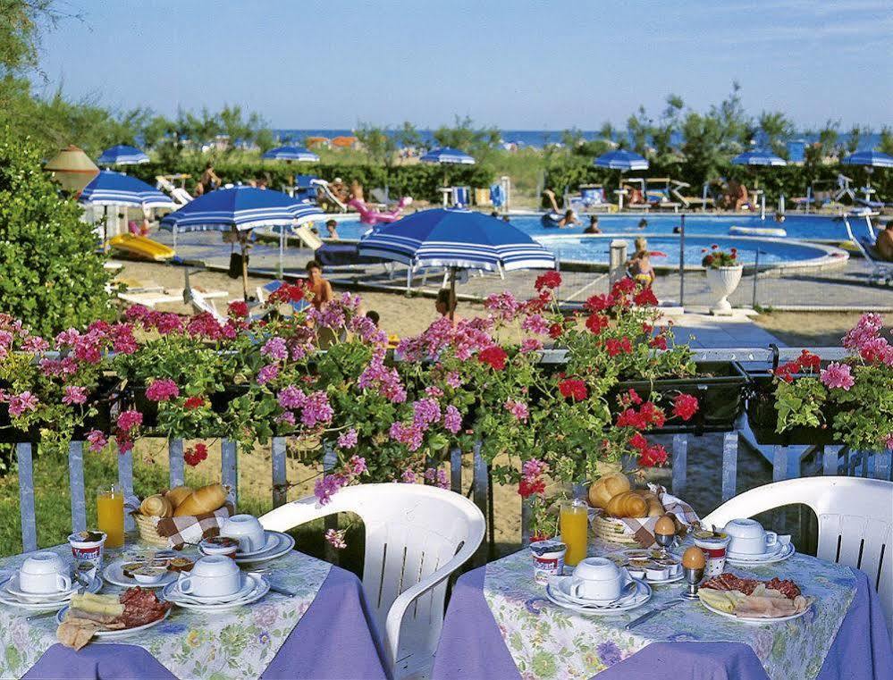 Hotel Bertha Fronte Mare Lido di Jesolo Buitenkant foto