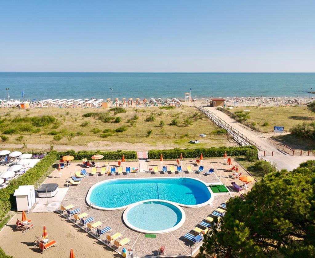 Hotel Bertha Fronte Mare Lido di Jesolo Buitenkant foto